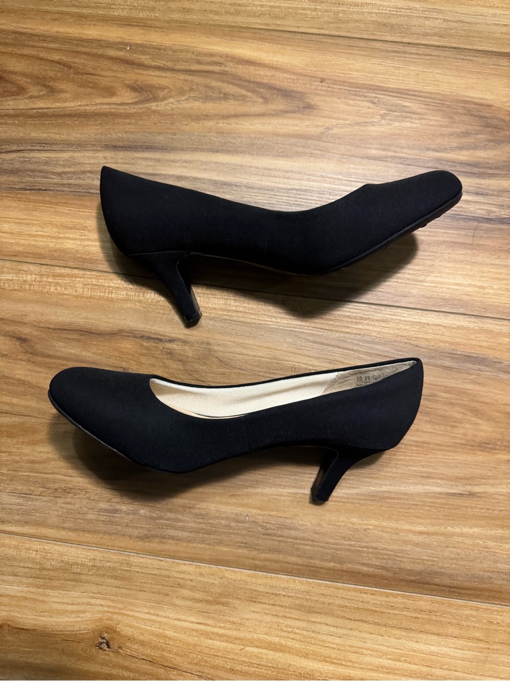 Life Stride Black Low Kitten Heel Dress Pumps - Picture 7 of 10